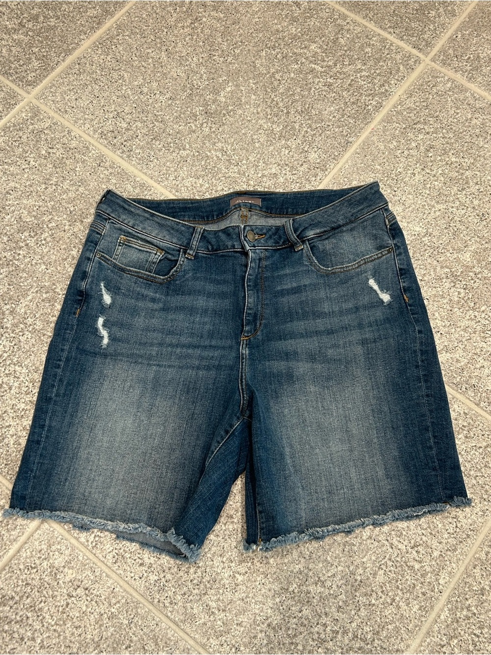 DL1961 Karlie Boyfriend Short Distressed Denim Size 34 Premium Denim EUC
